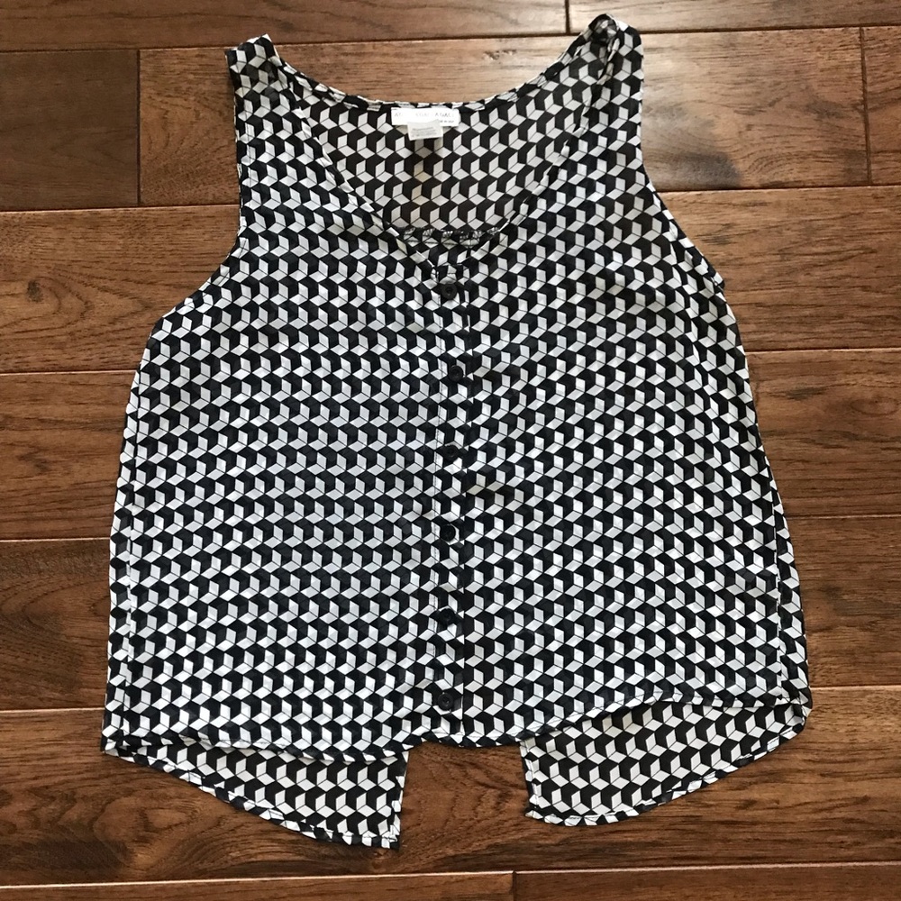 Geo Cube Patterned Sleeveless Button-up Blouse